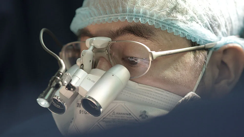 Optometrist gjatë ekzaminimit të syve